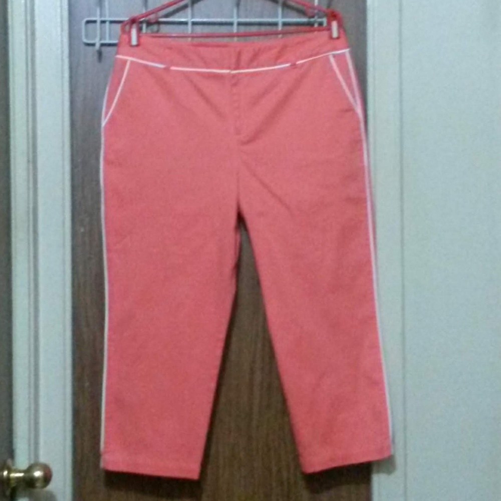 Dana Buchman Capri Pants